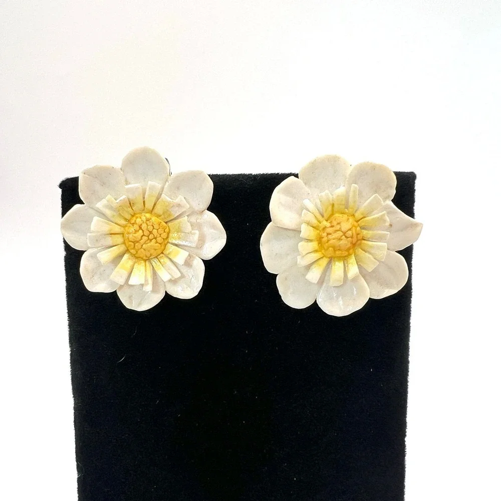 Vintage White Yellow Daisy Flower Clip On Earrings Mid Century Floral Jewelry
